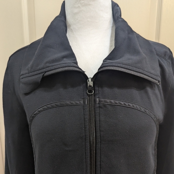 LULULEMON jkt - Picture 2 of 5